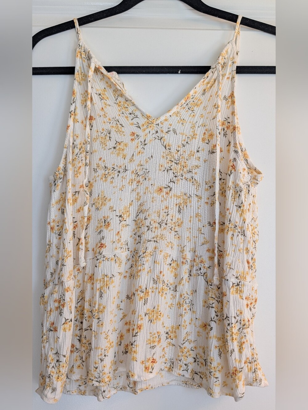 Hippie Rose White Floral V-Neck Spaghetti Strap Cami